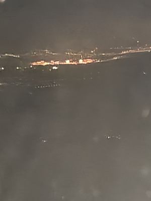 远处城市的橙色灯带