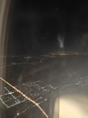 夜航舷窗外的公路灯光